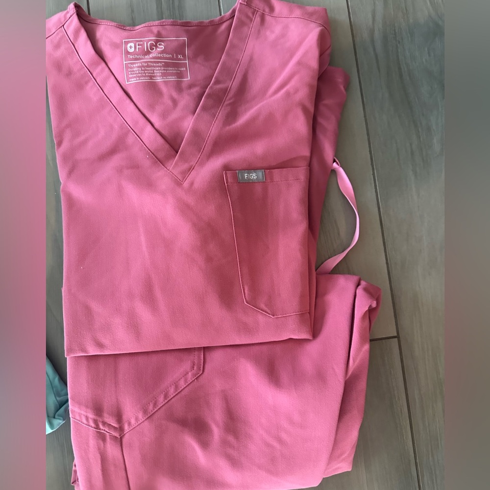 Figs Women's Scrub Set in Pink